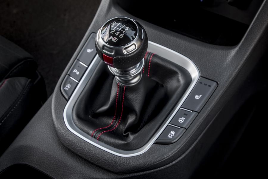 Детали интерьера Hyundai i30 Fastback N (PD) 2019 года  (UK) (фото 26 из 40)